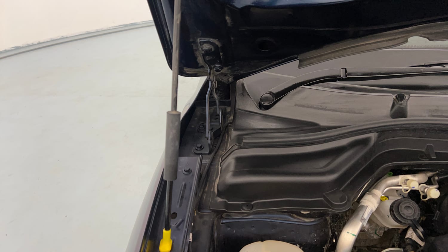 Used 2025 Mahindra XUV 3XO AX7 1.2 Petrol AT Petrol Automatic engine ENGINE RIGHT SIDE HINGE & APRON VIEW