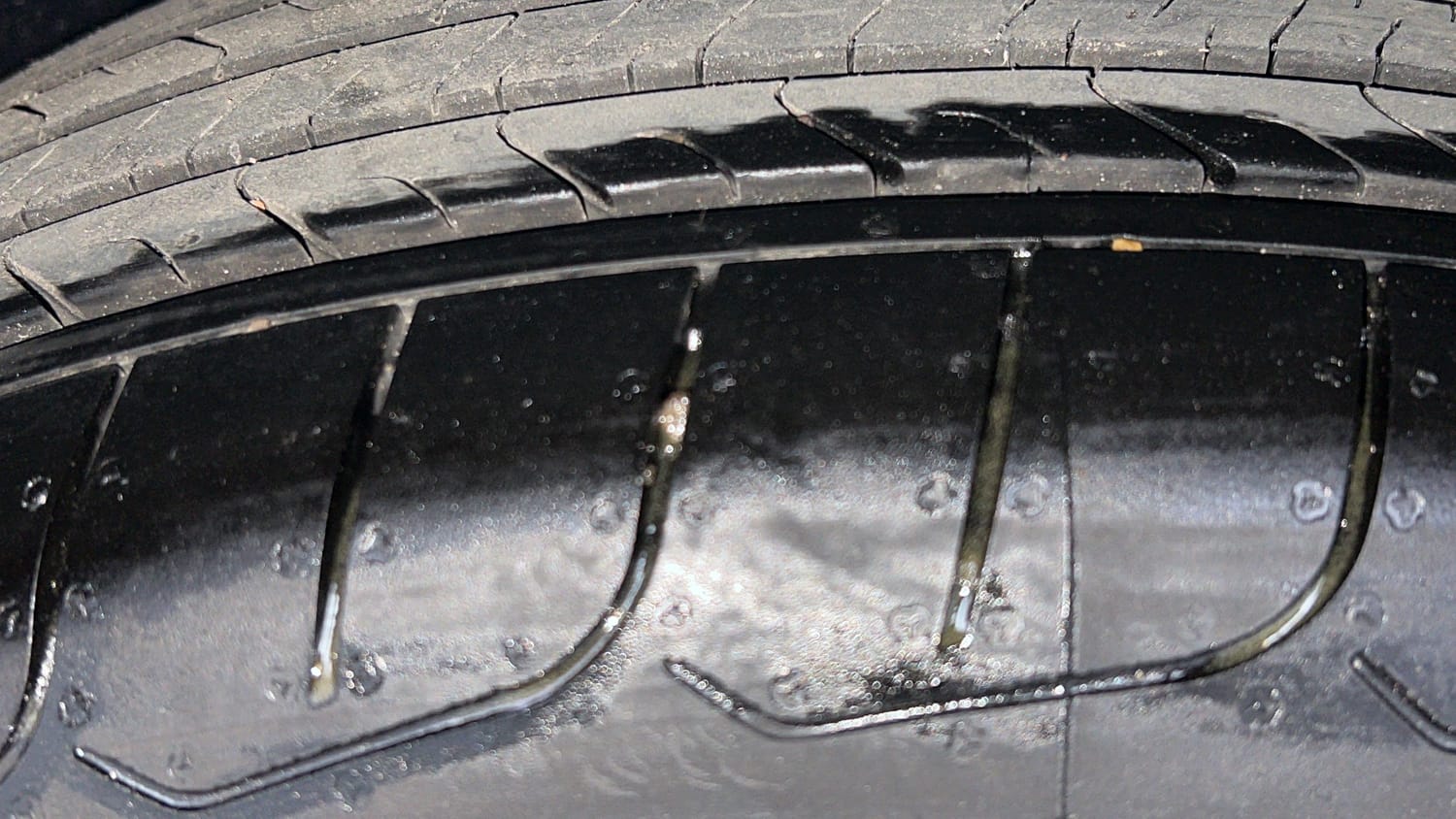 Used 2016 Ford EcoSport Trend 1.5L Ti-VCT Petrol Manual tyres RIGHT REAR TYRE TREAD VIEW