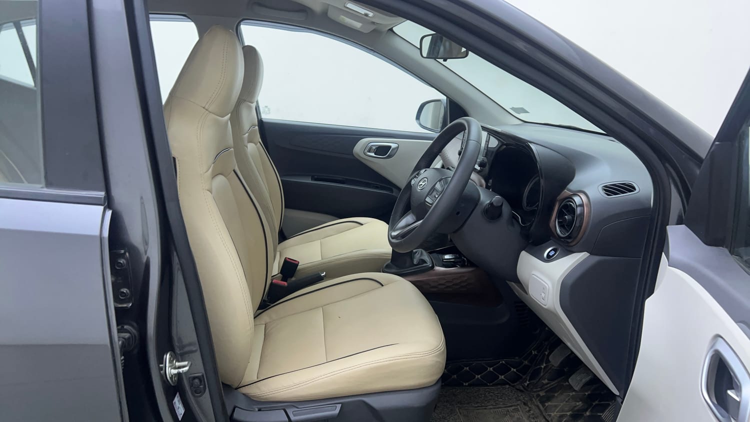 Used 2020 Hyundai Aura SX 1.2 (O) Petrol Petrol Manual interior RIGHT SIDE FRONT DOOR CABIN VIEW