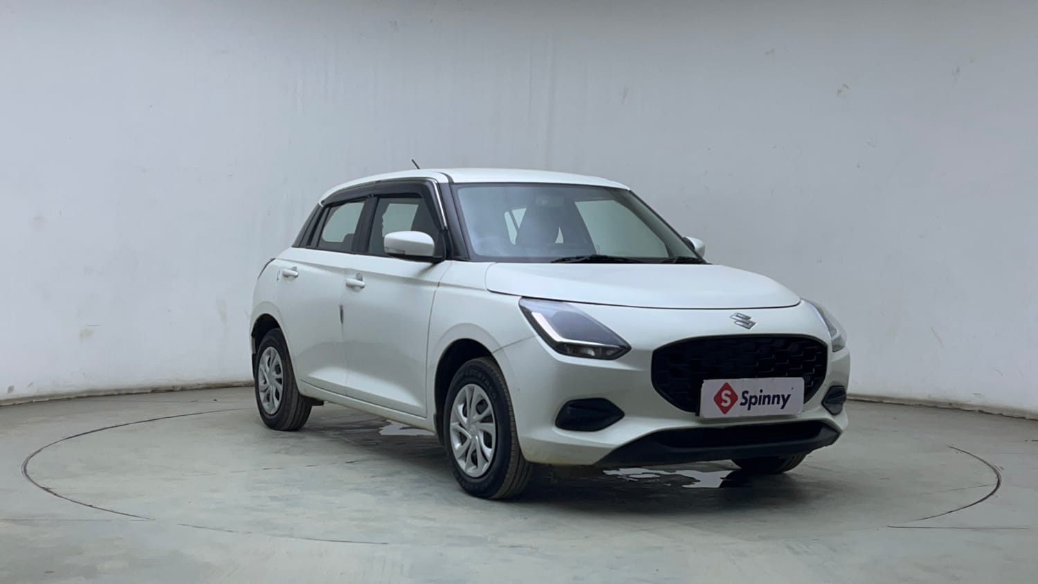 Used 2025 Maruti Suzuki Swift VXi (O) AMT Petrol Automatic exterior RIGHT FRONT CORNER VIEW