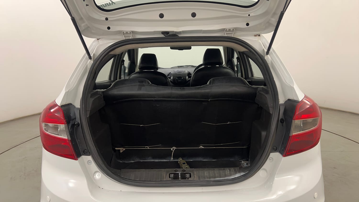 Used 2017 Ford Figo Titanium 1.2 Ti-VCT Petrol Manual interior DICKY INSIDE VIEW