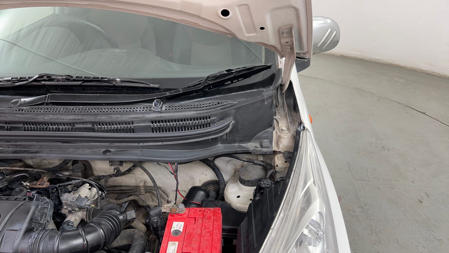 Used 2017 Hyundai Eon Magna + Petrol Manual engine ENGINE LEFT SIDE HINGE & APRON VIEW