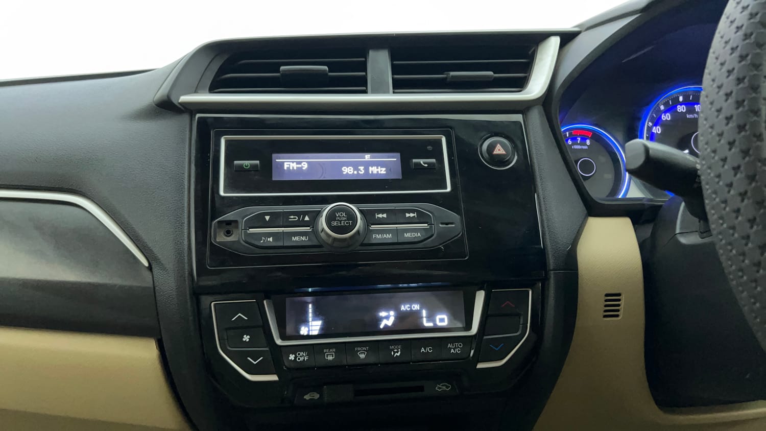 Used 2016 Honda Amaze 1.2 SX i-VTEC Petrol Manual interior MUSIC SYSTEM & AC CONTROL VIEW