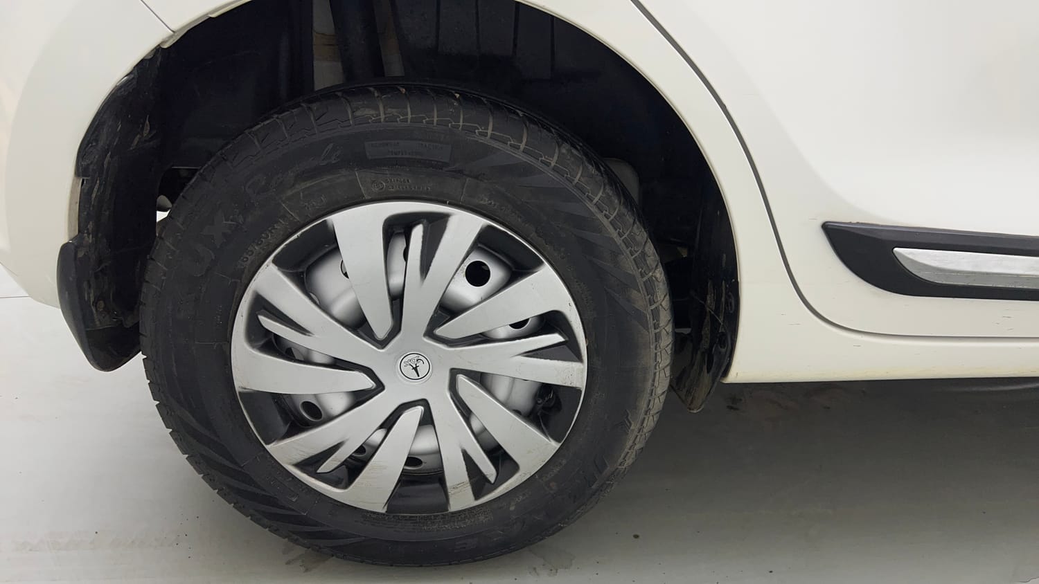 Used 2023 Maruti Suzuki Swift LXi Petrol Manual tyres RIGHT REAR TYRE RIM VIEW
