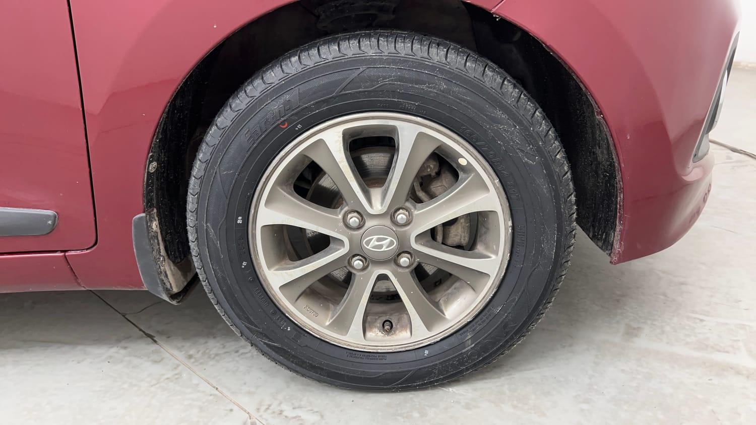 Used 2013 Hyundai Grand i10 Asta 1.2 Kappa VTVT (O) Petrol Manual tyres RIGHT FRONT TYRE RIM VIEW