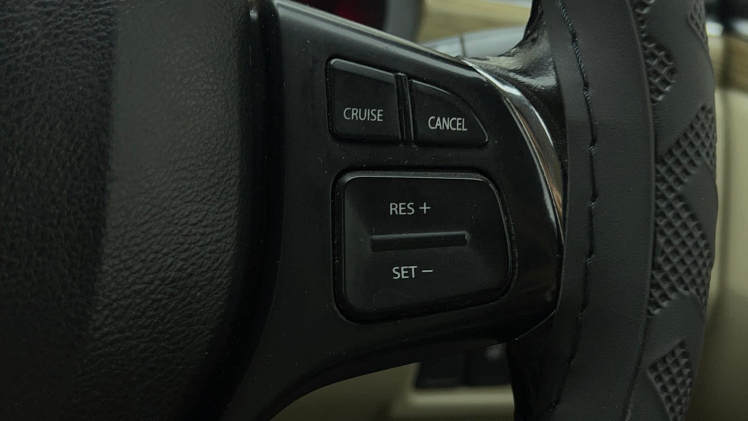 Used 2020 Maruti Suzuki Ciaz Alpha Hybrid 1.5 Petrol Manual top_features Cruise control