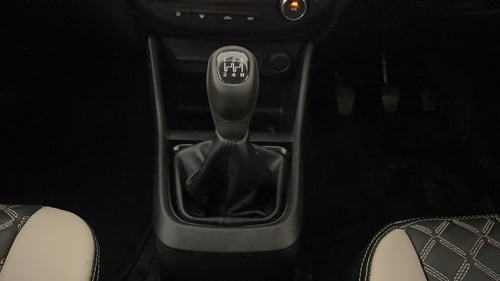 Used 2023 Tata Punch Adventure Rhythm Pack MT Petrol Manual interior GEAR  KNOB VIEW