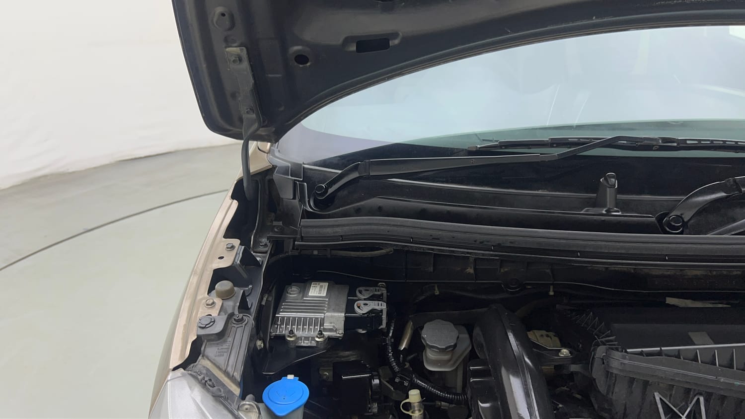 Used 2022 Maruti Suzuki Wagon R LXI 1.0 CNG Cng Manual engine ENGINE RIGHT SIDE HINGE & APRON VIEW