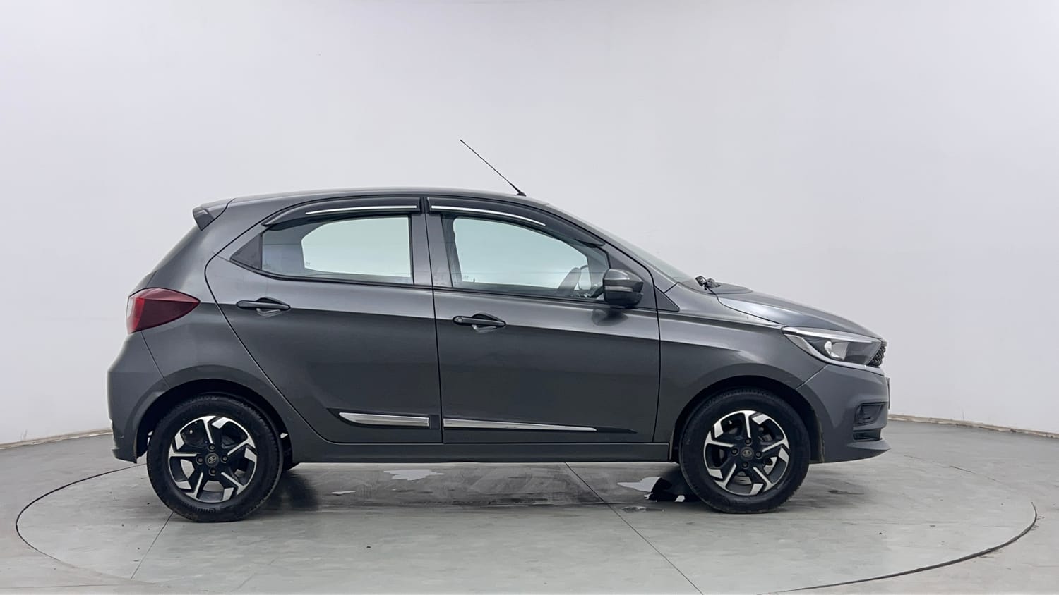 Used 2020 Tata Tiago XT Petrol Manual exterior RIGHT SIDE VIEW