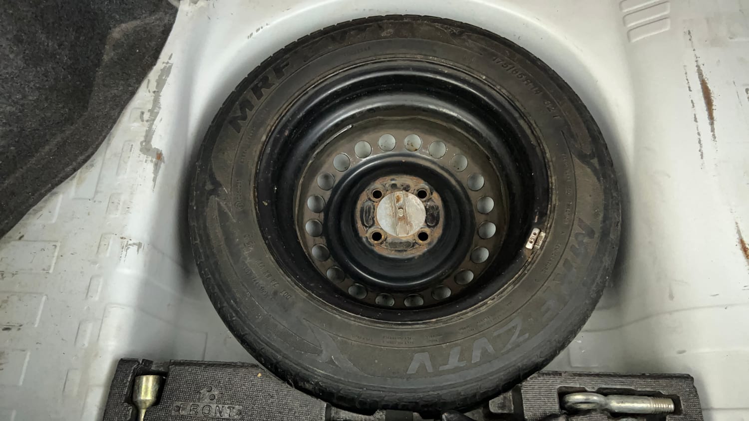 Used 2016 Honda Amaze 1.2 SX i-VTEC Petrol Manual tyres SPARE TYRE VIEW