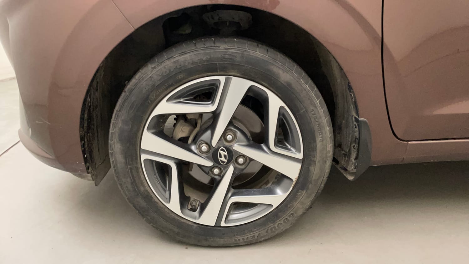 Used 2020 Hyundai Aura SX Plus 1.2 AMT Petrol Petrol Automatic tyres LEFT FRONT TYRE RIM VIEW