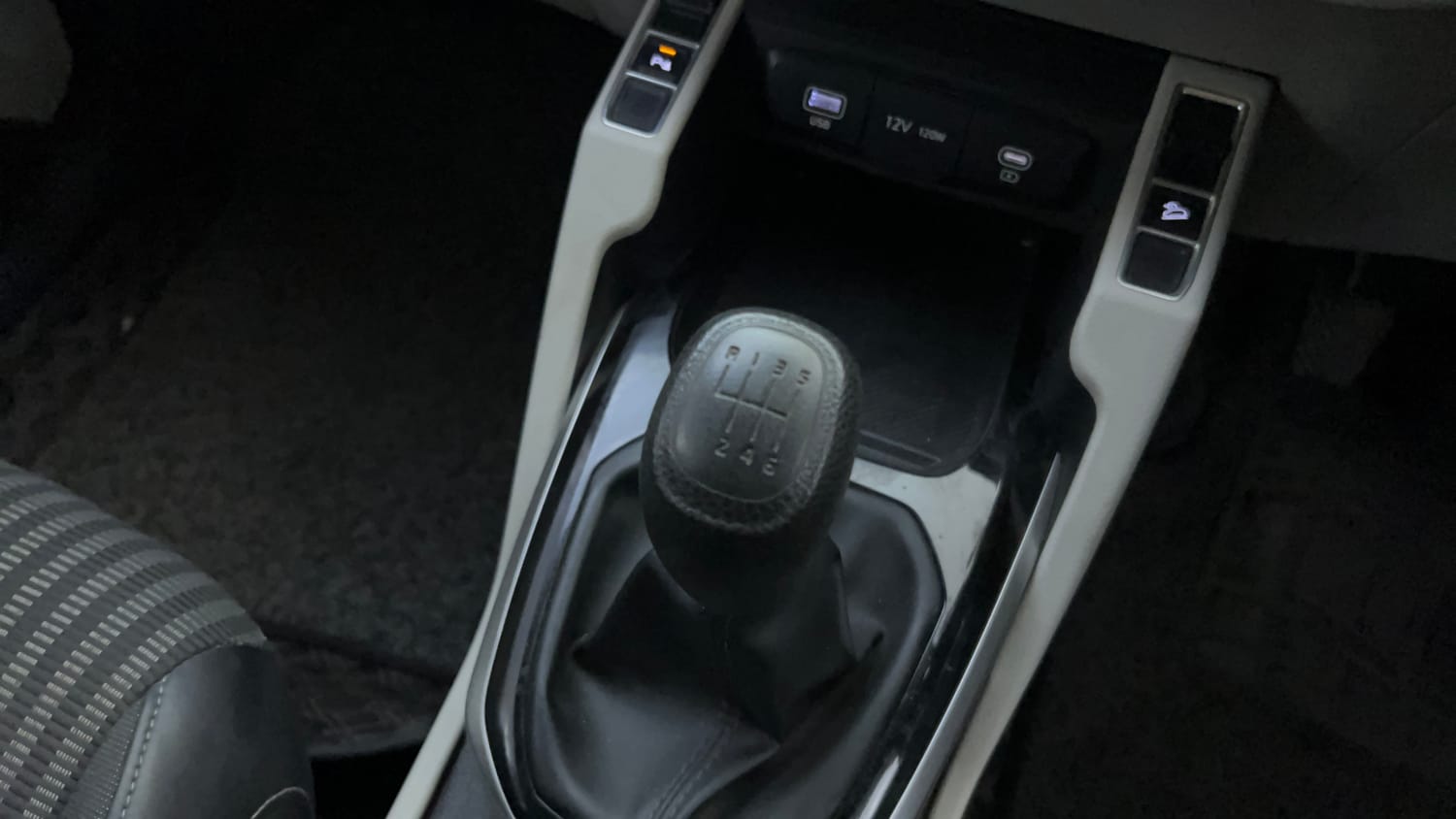 Used 2022 Kia Carens Prestige Plus 1.4 Petrol MT 7 STR Petrol Manual interior GEAR  KNOB VIEW