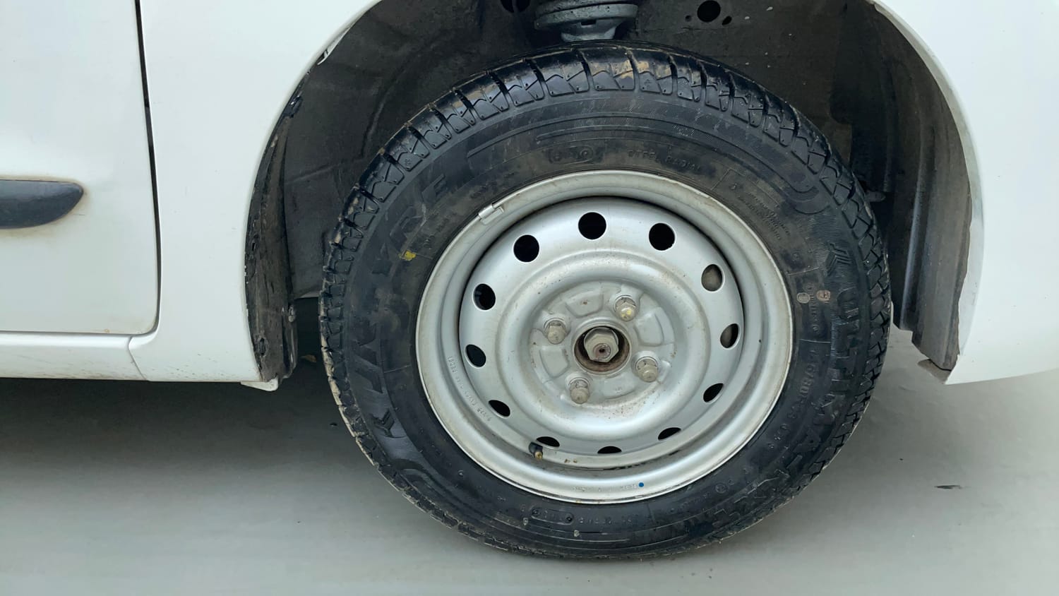 Used 2013 Maruti Suzuki Wagon R LXI Petrol Manual tyres RIGHT FRONT TYRE RIM VIEW