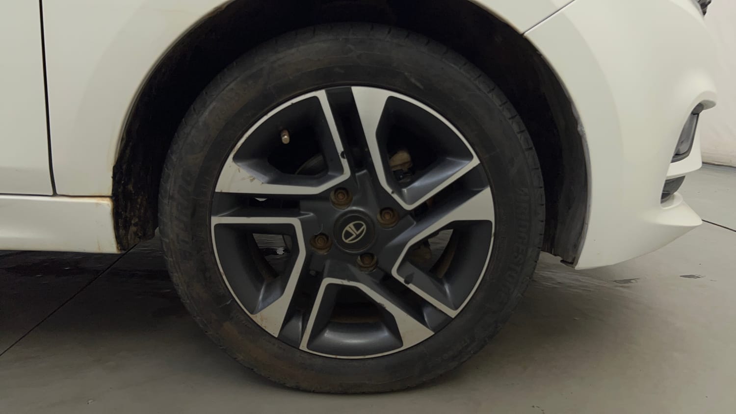Used 2020 Tata Tiago XZA Plus Dual Tone Petrol Automatic tyres RIGHT FRONT TYRE RIM VIEW