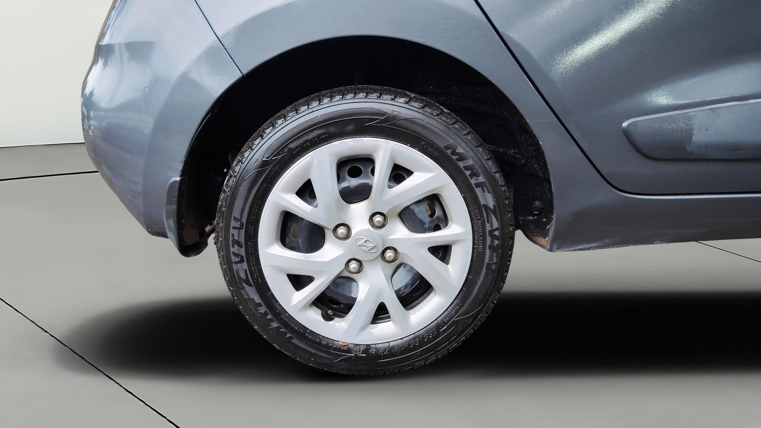 Used 2017 Hyundai Grand i10 Sportz (O) 1.2 Kappa VTVT Petrol Manual tyres RIGHT REAR TYRE RIM VIEW