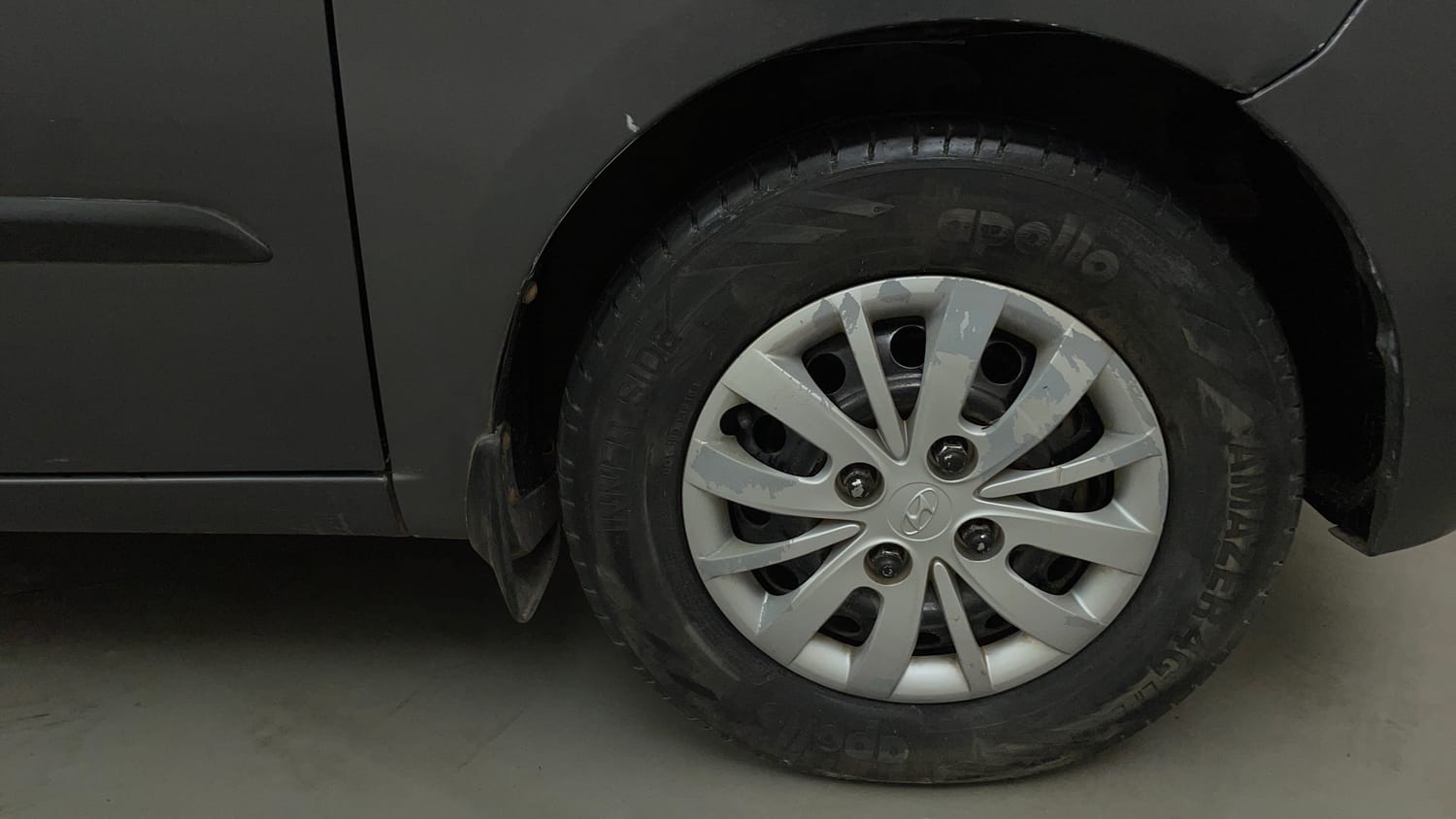 Used 2013 Hyundai i10 Magna 1.2 Kappa2 Petrol Manual tyres RIGHT FRONT TYRE RIM VIEW
