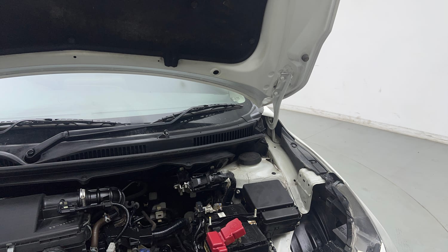 Used 2022 Maruti Suzuki Baleno Delta MT Petrol Manual engine ENGINE LEFT SIDE HINGE & APRON VIEW