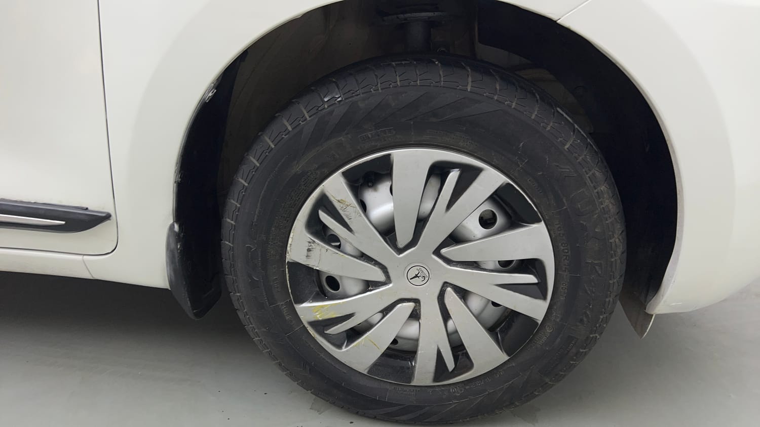 Used 2023 Maruti Suzuki Swift LXi Petrol Manual tyres RIGHT FRONT TYRE RIM VIEW