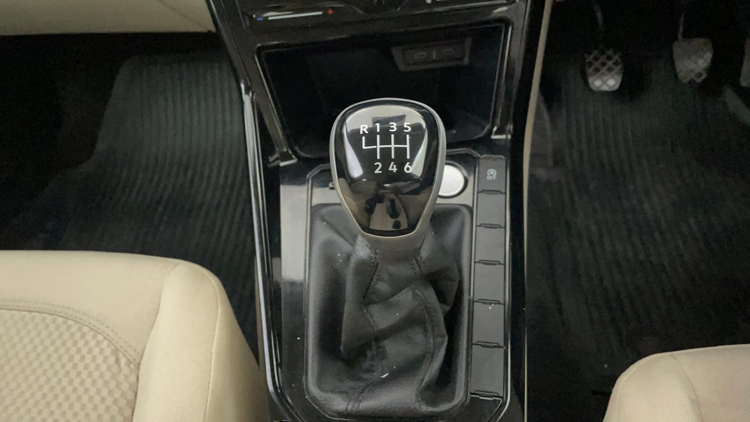 Used 2023 Volkswagen Virtus Highline 1.0 TSI MT Petrol Manual interior GEAR  KNOB VIEW