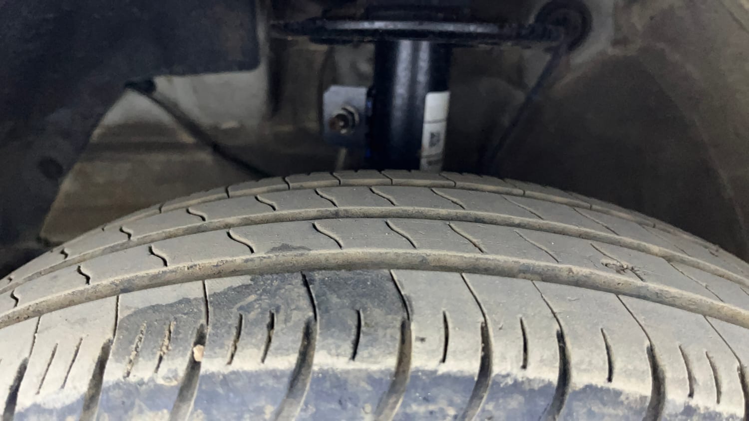 Used 2025 Maruti Suzuki Swift VXi (O) AMT Petrol Automatic tyres LEFT FRONT TYRE TREAD VIEW