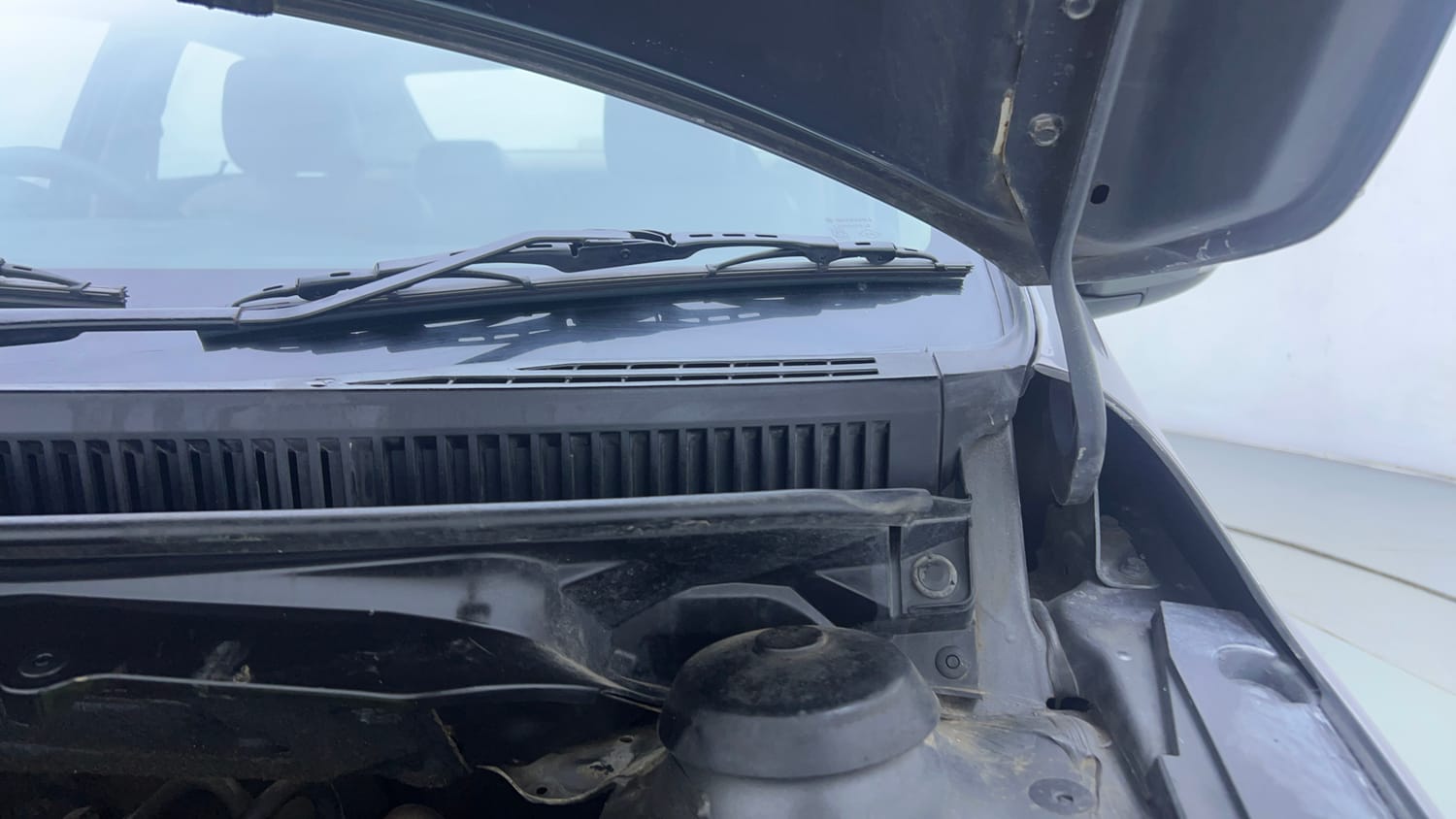 Used 2017 Maruti Suzuki Ciaz ZXI+ Petrol Manual engine ENGINE LEFT SIDE HINGE & APRON VIEW