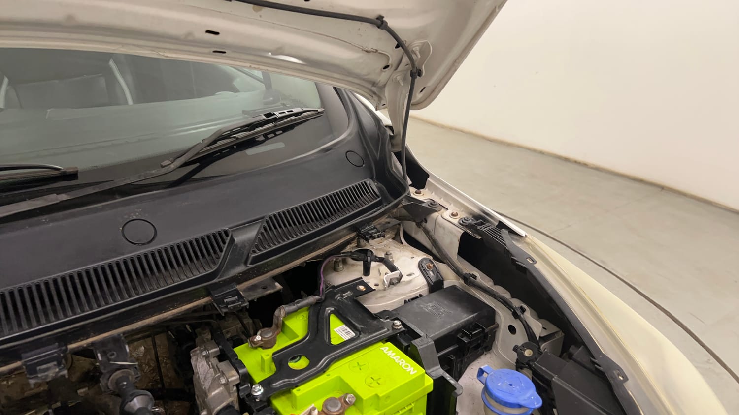 Used 2017 Ford Figo Titanium 1.2 Ti-VCT Petrol Manual engine ENGINE LEFT SIDE HINGE & APRON VIEW