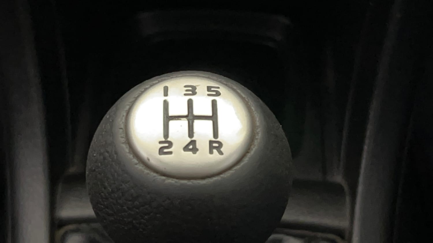Used 2013 Maruti Suzuki Swift VXi Petrol Manual interior GEAR  KNOB VIEW