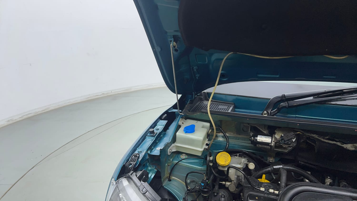 Used 2020 Renault Kwid RXT 1.0 Opt Petrol Manual engine ENGINE RIGHT SIDE HINGE & APRON VIEW