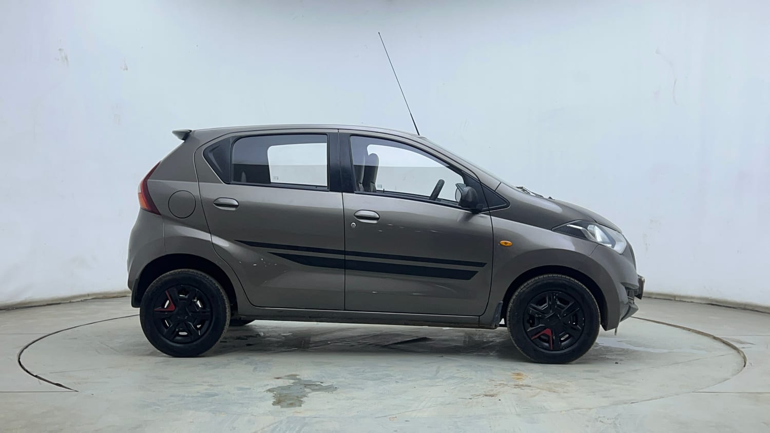 Used 2016 Datsun Redi-GO S Petrol Manual exterior RIGHT SIDE VIEW
