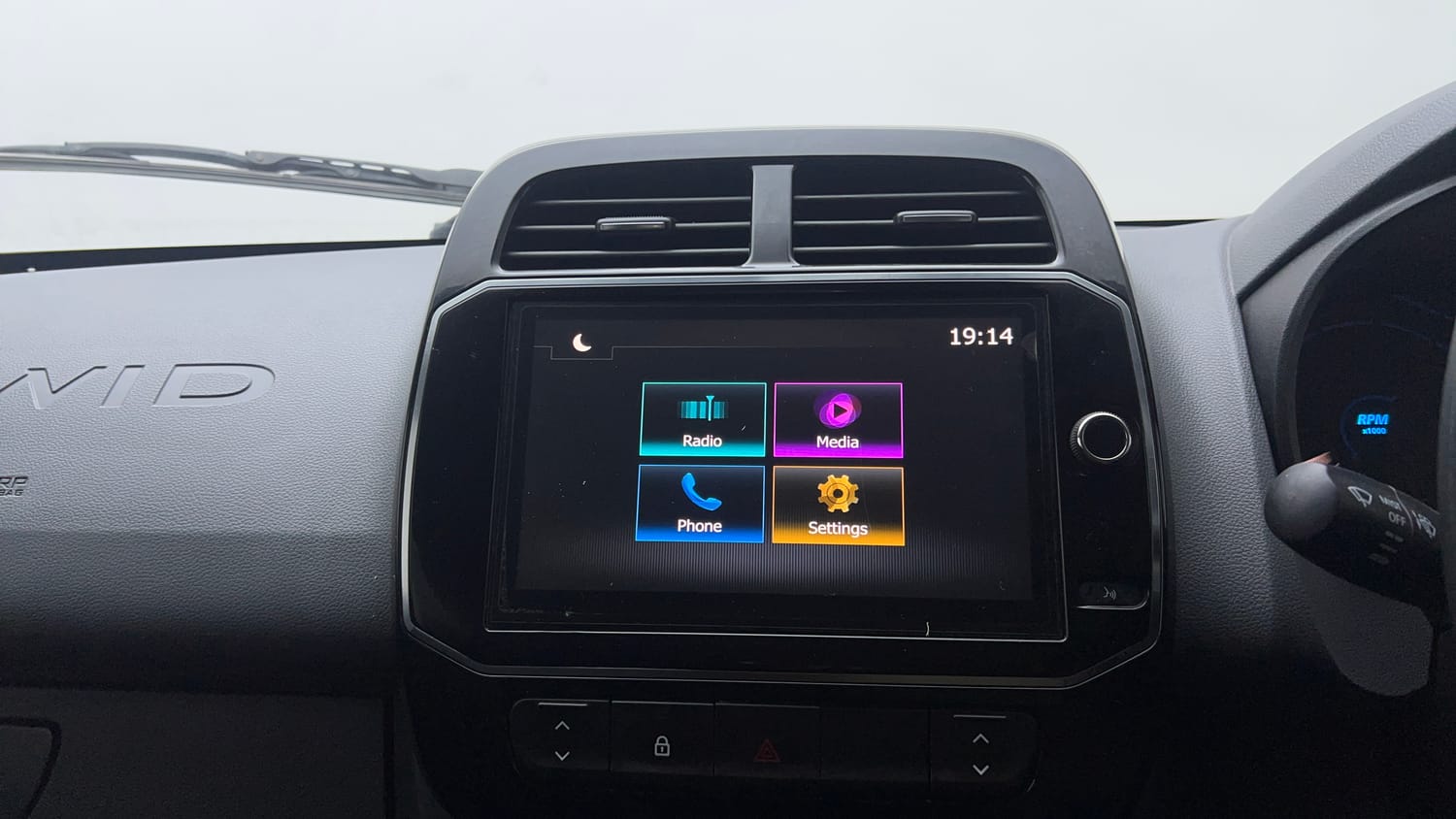 Used 2020 Renault Kwid RXT 1.0 Opt Petrol Manual top_features Touch screen infotainment system