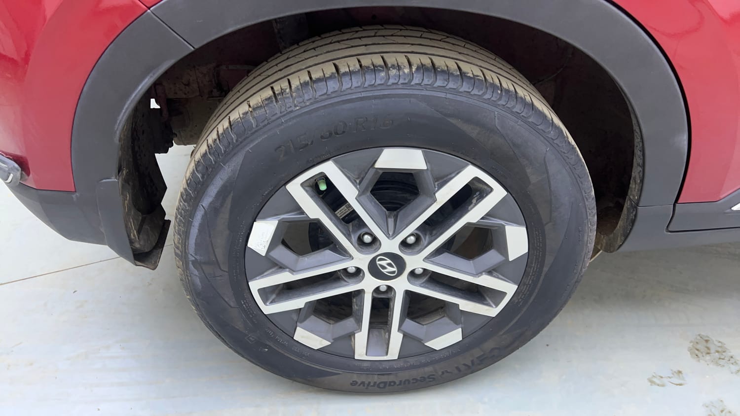 Used 2022 Hyundai Venue SX (O) 1.5 CRDi Diesel Manual tyres RIGHT REAR TYRE RIM VIEW