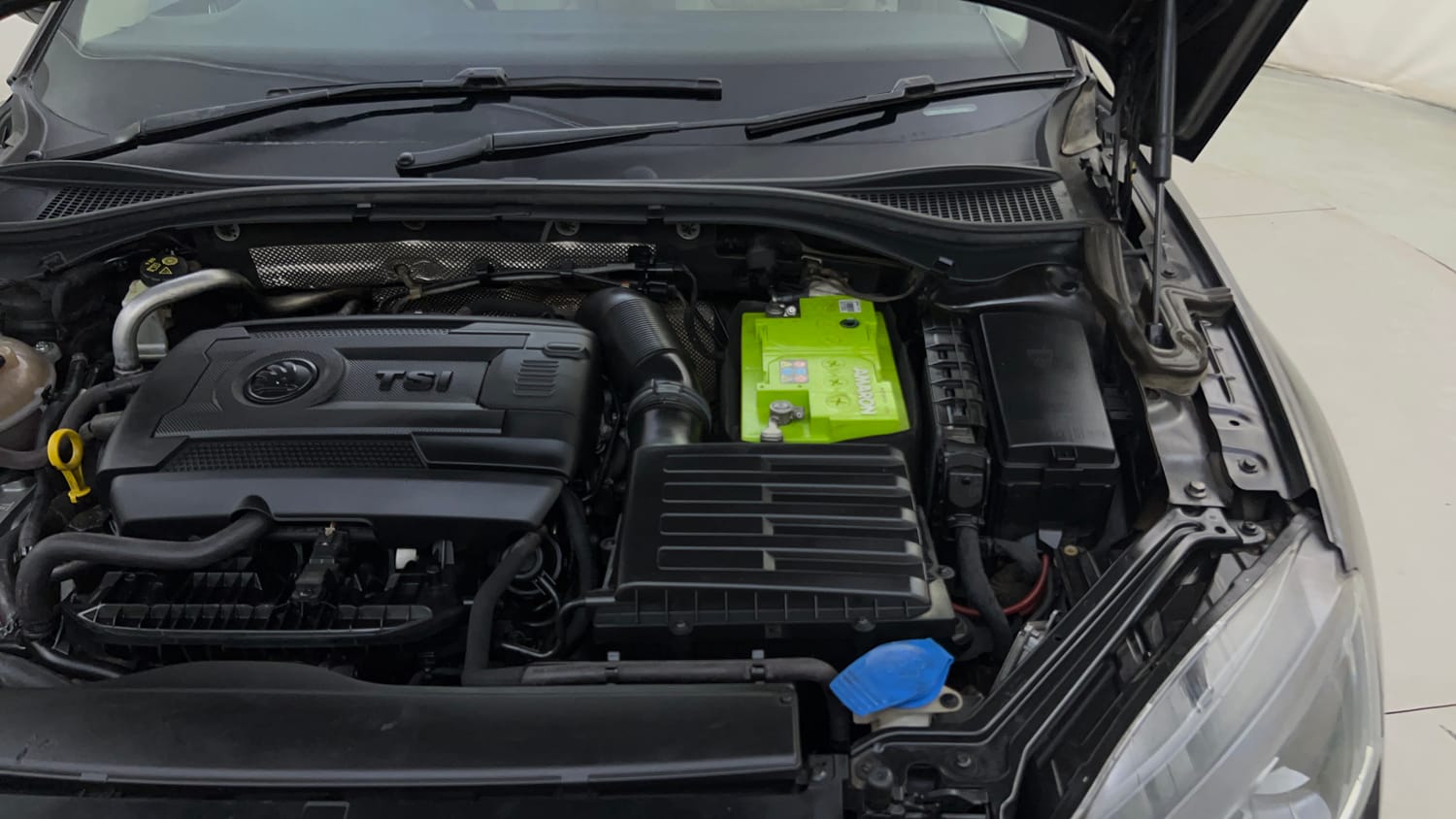 Used 2018 Skoda Superb Style TSI AT Petrol Automatic engine ENGINE LEFT SIDE HINGE & APRON VIEW
