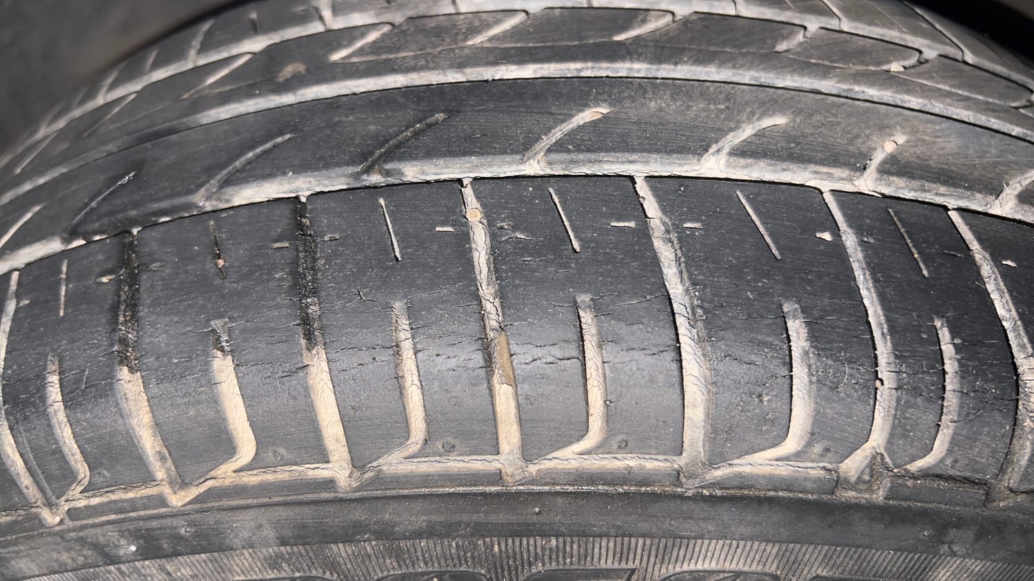 Used 2018 Hyundai Elite i20 Sportz 1.2 Petrol Manual tyres LEFT FRONT TYRE TREAD VIEW