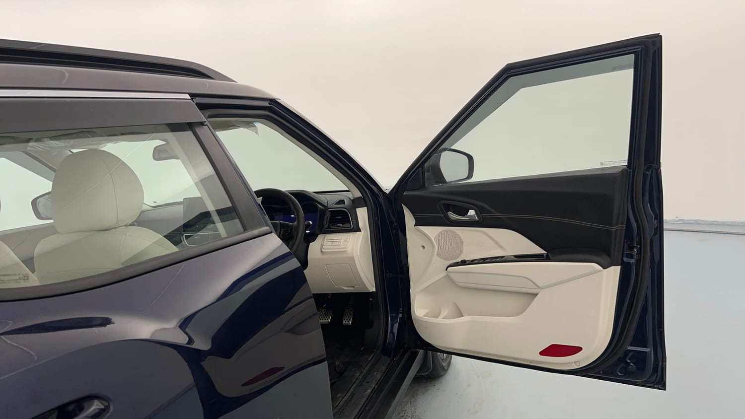 Used 2025 Mahindra XUV 3XO AX7 1.2 Petrol AT Petrol Automatic interior RIGHT FRONT DOOR OPEN VIEW