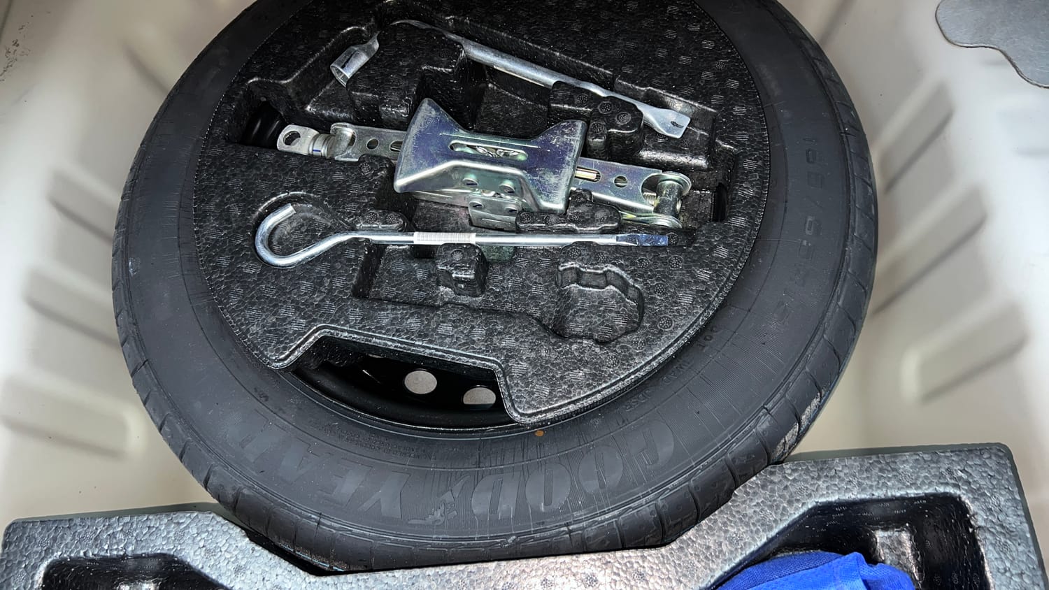 Used 2022 Maruti Suzuki Ciaz Alpha 1.5 AT Petrol Automatic tyres SPARE TYRE VIEW