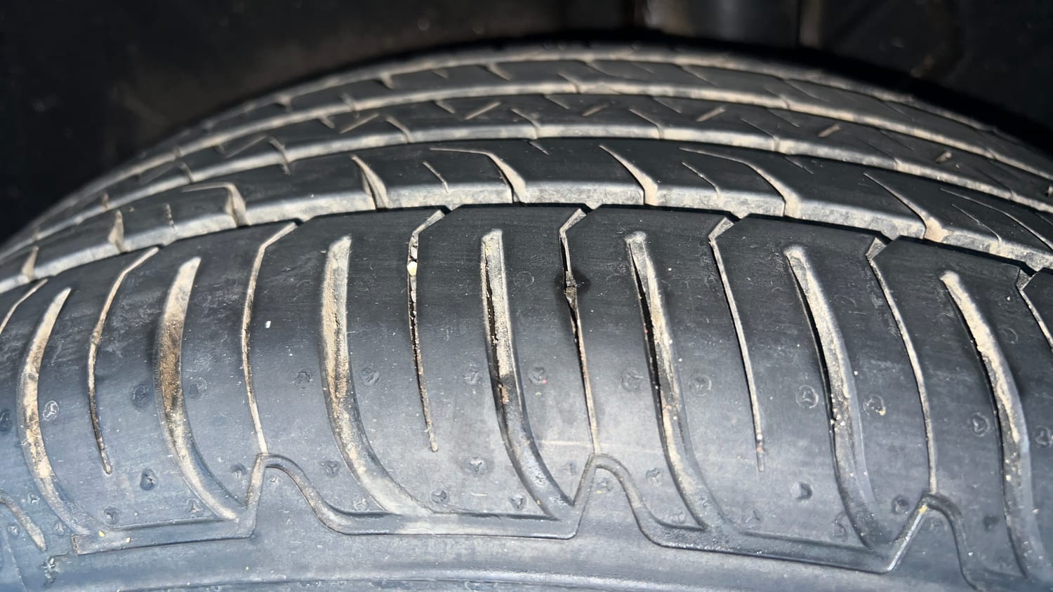 Used 2022 Mahindra XUV700 AX 5 Petrol MT 7 STR Petrol Manual tyres LEFT REAR TYRE TREAD VIEW