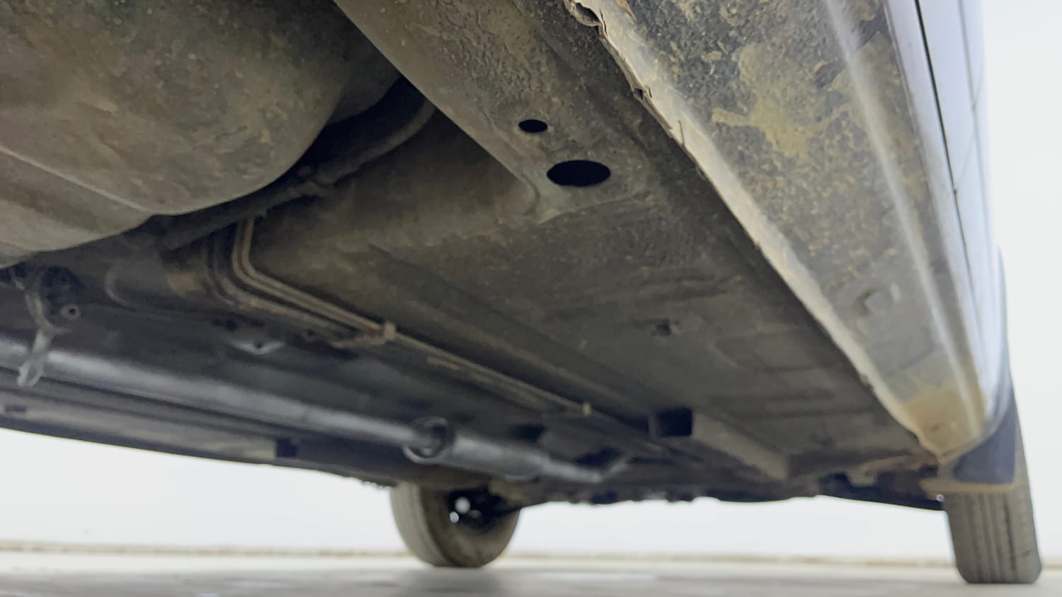 Used 2015 Renault Kwid RXT Petrol Manual extra REAR RIGHT UNDERBODY VIEW