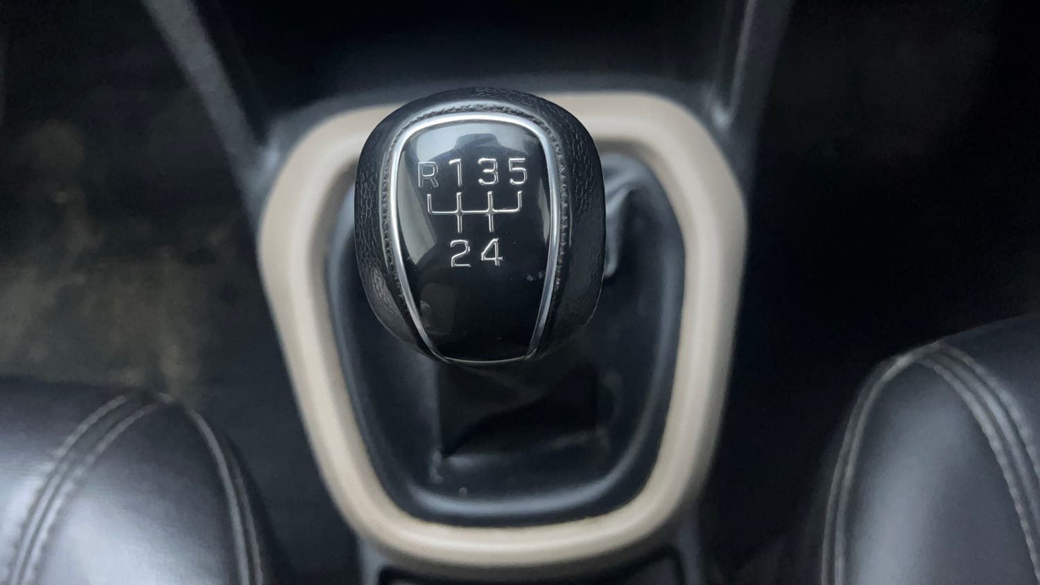 Used 2017 Hyundai Grand i10 Asta 1.1 CRDi Diesel Manual interior GEAR  KNOB VIEW