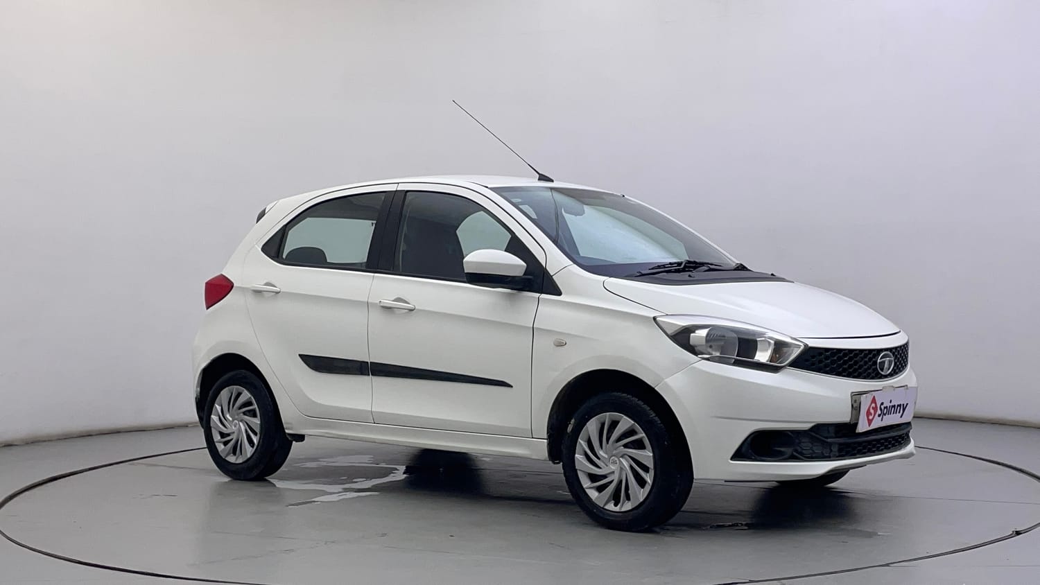 Used 2016 Tata Tiago Revotron XT Petrol Manual exterior RIGHT FRONT CORNER VIEW