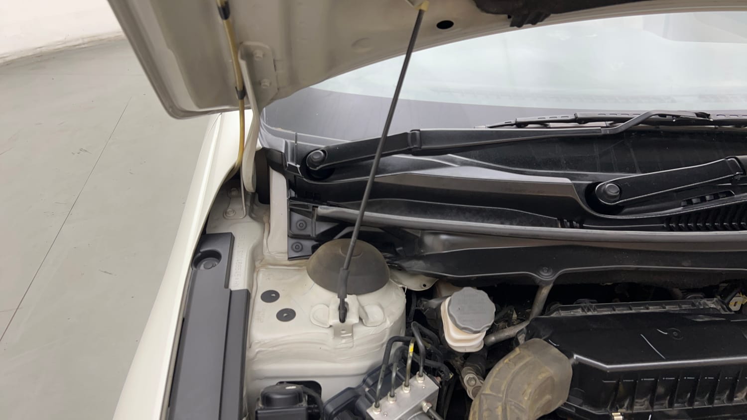 Used 2022 Maruti Suzuki Ciaz Alpha 1.5 AT Petrol Automatic engine ENGINE RIGHT SIDE HINGE & APRON VIEW