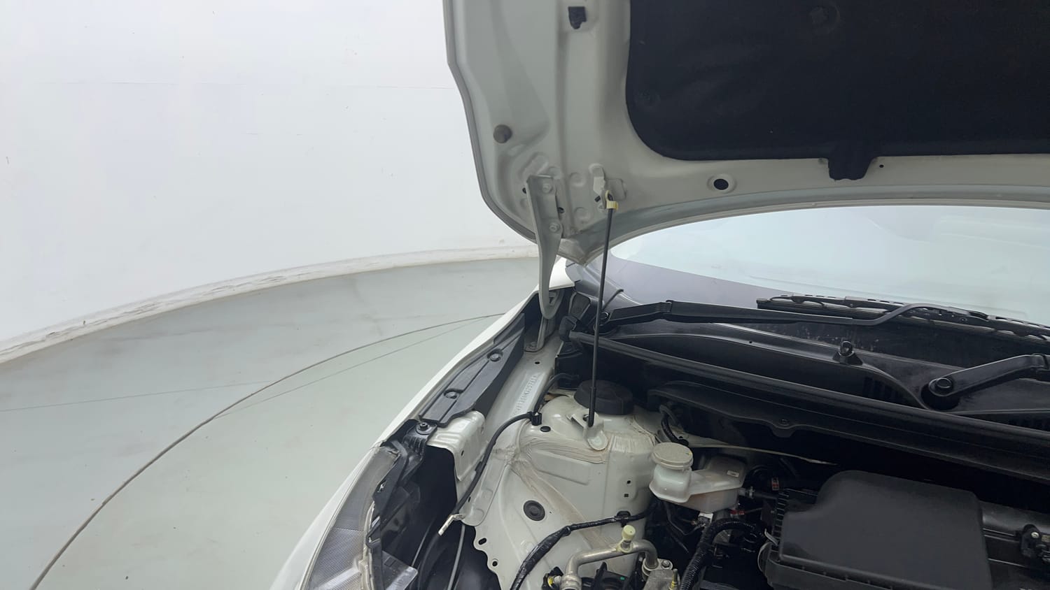 Used 2022 Maruti Suzuki Baleno Delta MT Petrol Manual engine ENGINE RIGHT SIDE HINGE & APRON VIEW