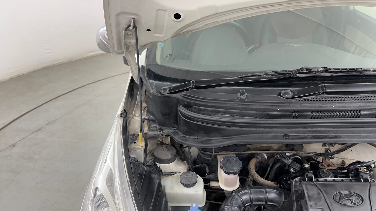 Used 2017 Hyundai Eon Magna + Petrol Manual engine ENGINE RIGHT SIDE HINGE & APRON VIEW