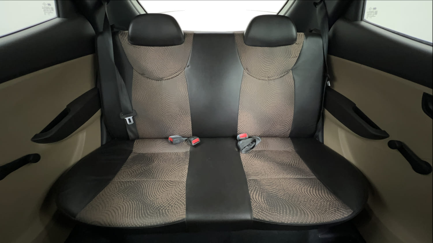 Used 2017 Hyundai Eon Magna + Petrol Manual interior REAR SEAT CONDITION VIEW