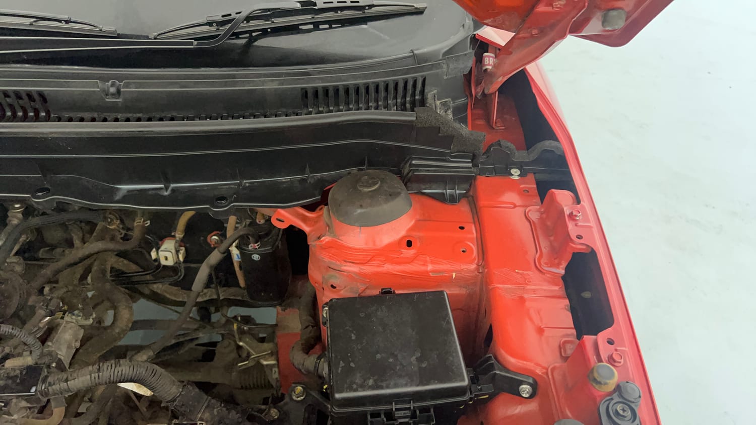 Used 2022 Maruti Suzuki Brezza Zxi Plus Dual Tone Petrol Manual engine ENGINE LEFT SIDE HINGE & APRON VIEW