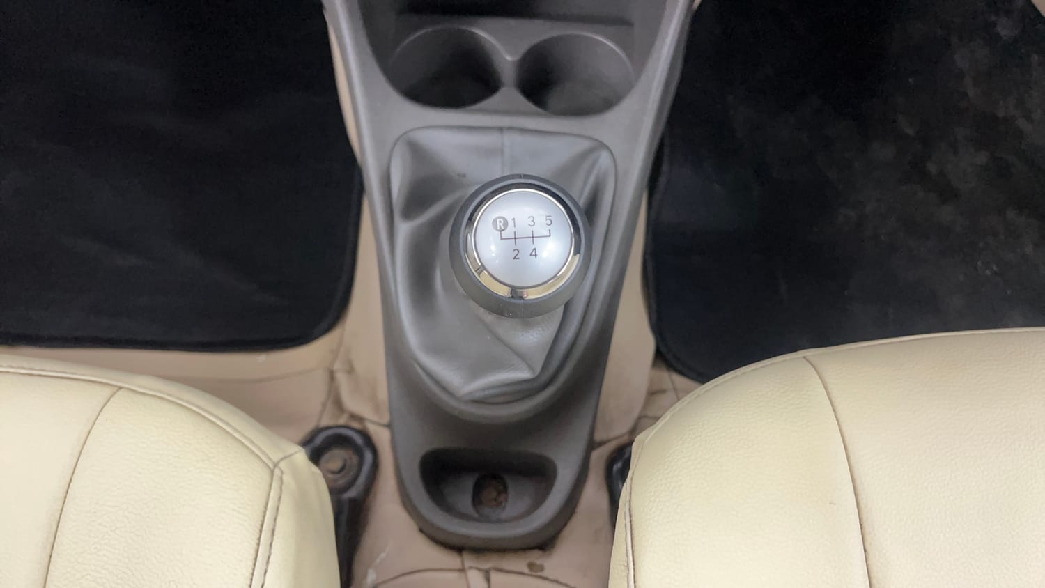 Used 2014 Toyota Etios Liva GD Diesel Manual interior GEAR  KNOB VIEW