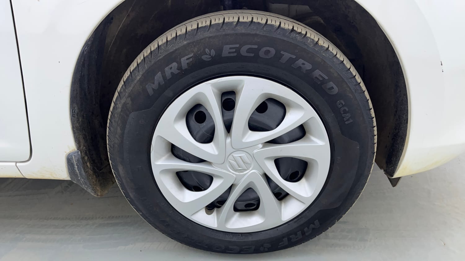 Used 2025 Maruti Suzuki Swift VXi (O) AMT Petrol Automatic tyres RIGHT FRONT TYRE RIM VIEW