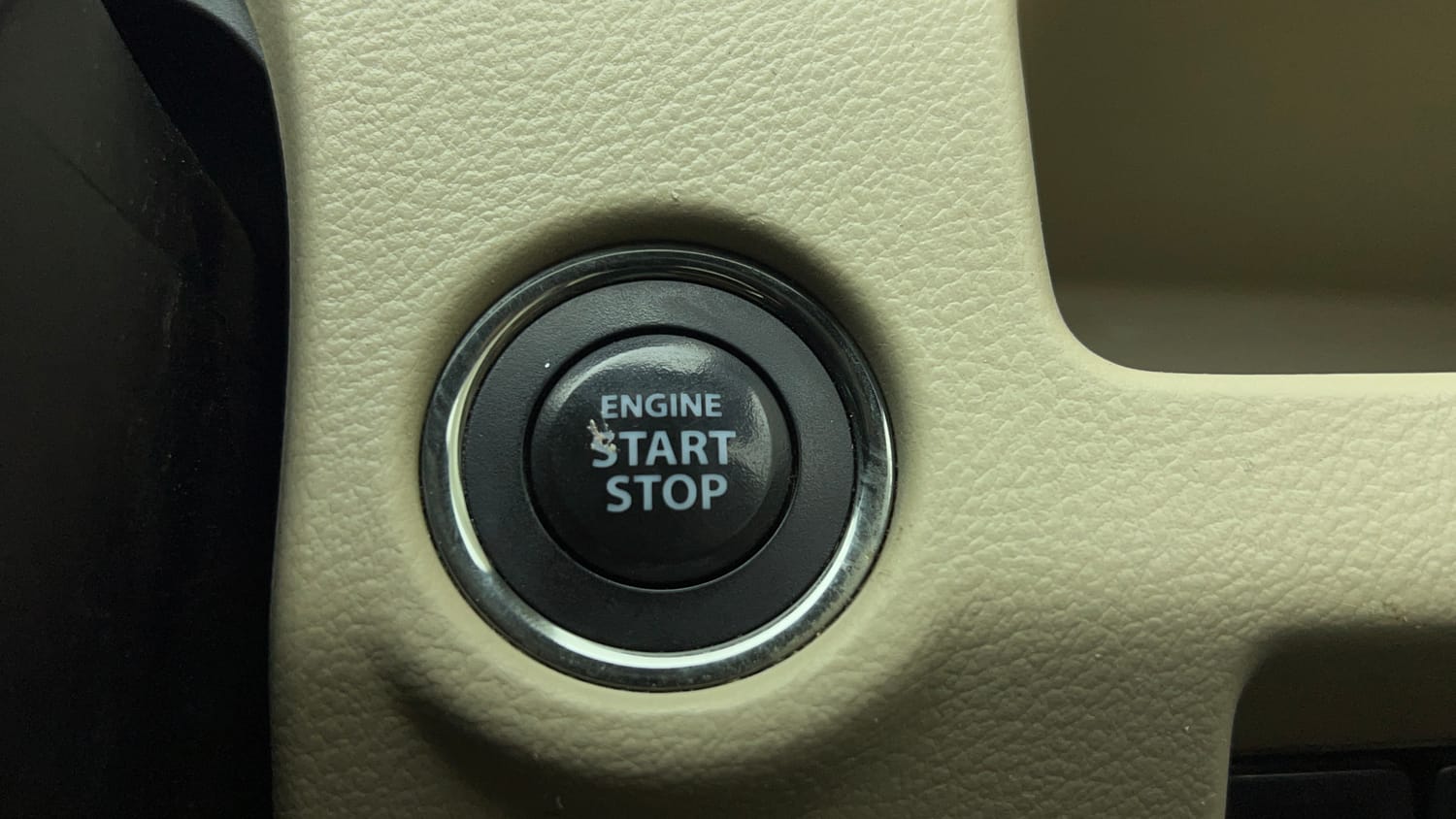 Used 2020 Maruti Suzuki Ciaz Alpha Hybrid 1.5 Petrol Manual top_features Keyless start