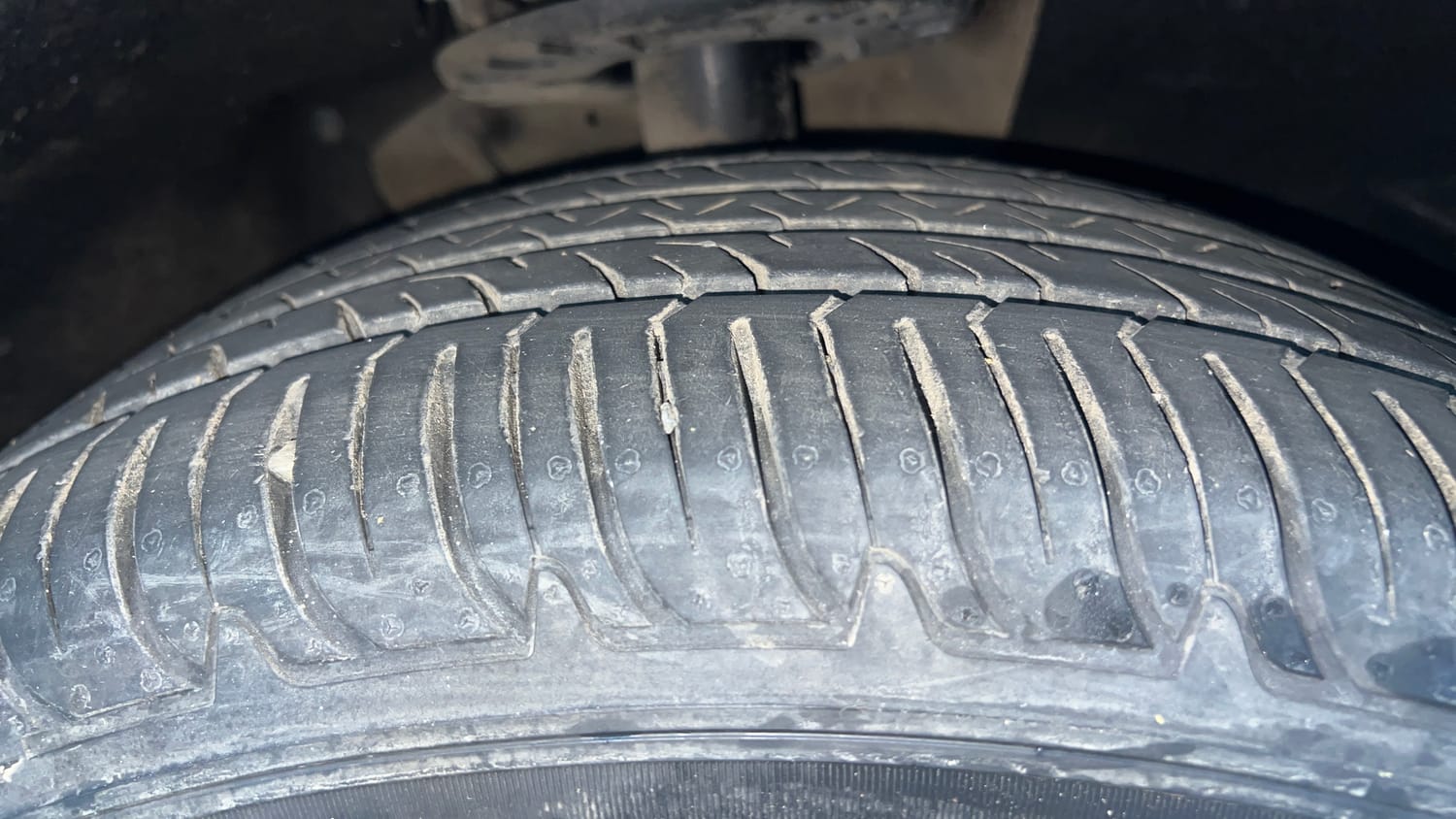 Used 2022 Mahindra XUV700 AX 5 Petrol MT 7 STR Petrol Manual tyres RIGHT FRONT TYRE TREAD VIEW