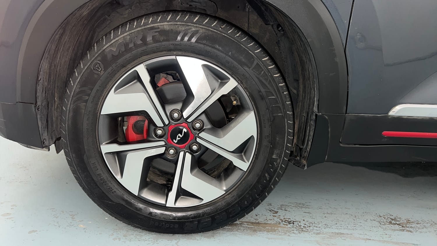 Used 2021 Kia Sonet GTX Plus 1.0 DCT Petrol Automatic tyres LEFT FRONT TYRE RIM VIEW