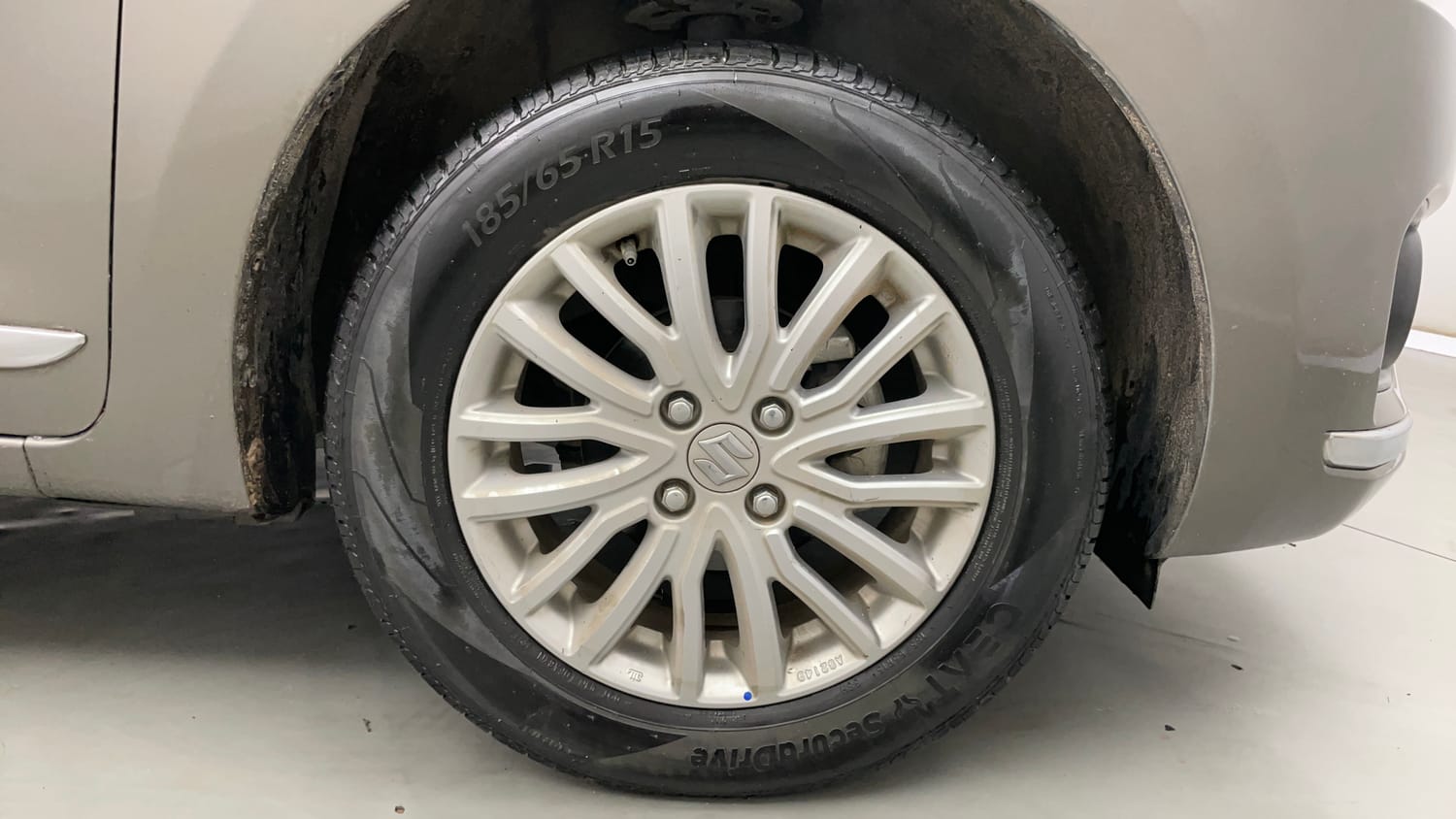 Used 2019 Maruti Suzuki Dzire ZXi AMT Petrol Automatic tyres RIGHT FRONT TYRE RIM VIEW